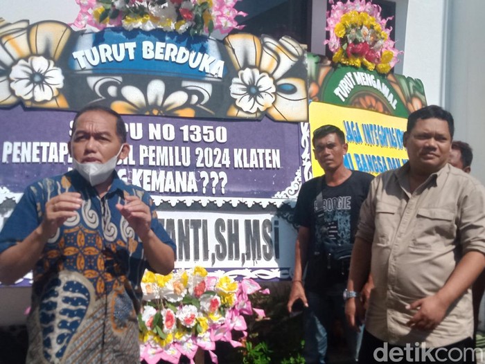 Karangan bunga di KPU Klaten dari para relawan pendukung caleg PDIP Klaten, Jumat (19/4/2024).