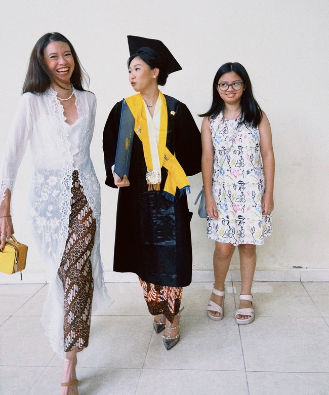 Yuki KatoAktris keturunan Jepang ini juga cukup banyak membagi OOTD berkebaya. Kamu bisa menjadikan inspirasi ketika ingin tampil sederhana tapi berkesan. Kali ini Yuki memilih kebaya putih panjang yang dipadu dengan kain Batik.Foto: Instagram