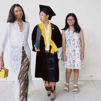 Yuki KatoAktris keturunan Jepang ini juga cukup banyak membagi OOTD berkebaya. Kamu bisa menjadikan inspirasi ketika ingin tampil sederhana tapi berkesan. Kali ini Yuki memilih kebaya putih panjang yang dipadu dengan kain Batik.Foto: Instagram