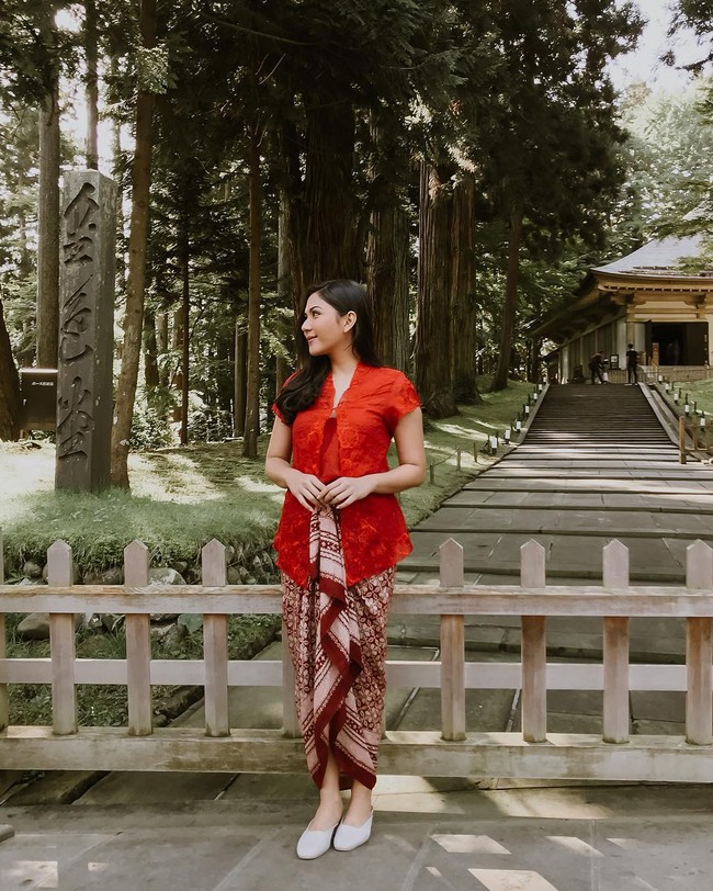 Jessica MilaDi Hari Kartini nanti mungkin kamu ingin berpartisipasi dengan tampilan yang lebih kasual. Gaya Jessica Mila saat mengunjungi kuil di Jepang dengan kebaya modern berikut dapat dipertimbangkan. Foto: Instagram