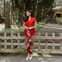 Jessica MilaDi Hari Kartini nanti mungkin kamu ingin berpartisipasi dengan tampilan yang lebih kasual. Gaya Jessica Mila saat mengunjungi kuil di Jepang dengan kebaya modern berikut dapat dipertimbangkan. Foto: Instagram