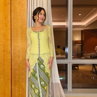 Pevita PearceIngin tampil segar dan mencuri perhatian? Kamu bisa memadukan kebaya dan kain Batik berwarna cerah bisa jadi pilihan.Kamu bisa memilih yang modelnya asimetris dan dihiasi manik-manik seperti Pevita.Foto: Instagram