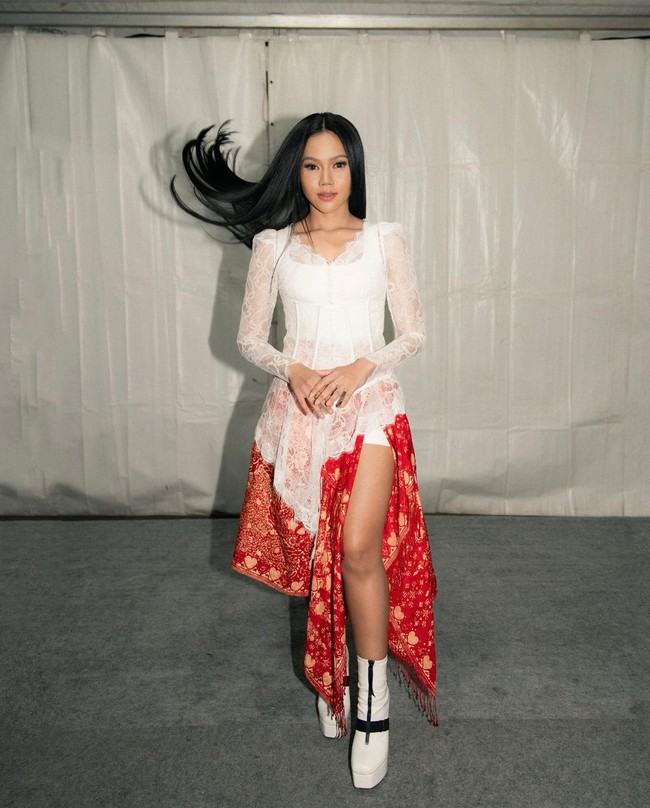 Yura YunitaGaya kebaya lain yang bisa dipertimbangkan adalah memadukan atasan tradisional tersebut dengan korset. Kamu bisa mencuri inspirasinya dari Yura Yunita.Foto: Instagram