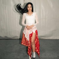 Yura YunitaGaya kebaya lain yang bisa dipertimbangkan adalah memadukan atasan tradisional tersebut dengan korset. Kamu bisa mencuri inspirasinya dari Yura Yunita.Foto: Instagram