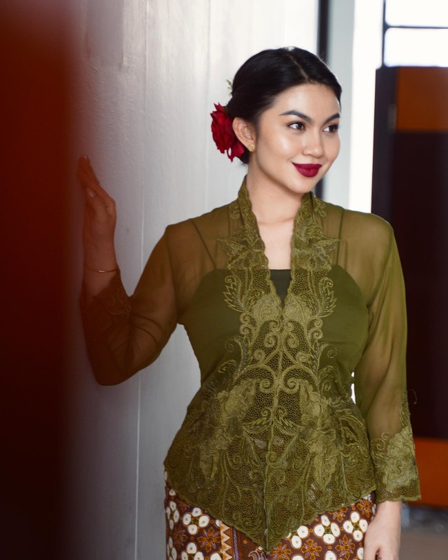 Ariel TatumSelebriti lain yang sering pakai kebaya dan gayanya bisa jadi inspirasi Hari Kartini adalah Ariel Tatum. Ia mengenakan kebaya encim berwarna hijau olive yang sederhana tapi berkesan. Foto: Instagram