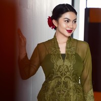 Ariel TatumSelebriti lain yang sering pakai kebaya dan gayanya bisa jadi inspirasi Hari Kartini adalah Ariel Tatum. Ia mengenakan kebaya encim berwarna hijau olive yang sederhana tapi berkesan. Foto: Instagram