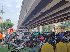 Penampakan Jalan Mampang Macet Pagi Ini Imbas Kebakaran Semalam