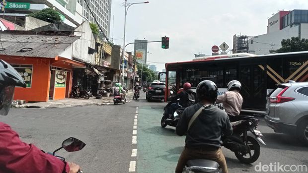 Kemacetan Mampang mengular sejak di depan Kantor Imigrasi Jakarta Selatan (Taufiq/detikcom)