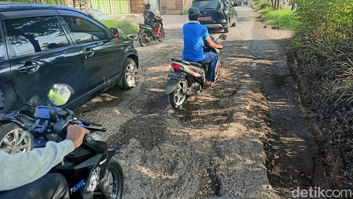 Kondisi Jalan Pangeran Ratu Jakabaring Palembang berlubang dan rusak sering membuat pemotor jatuh.