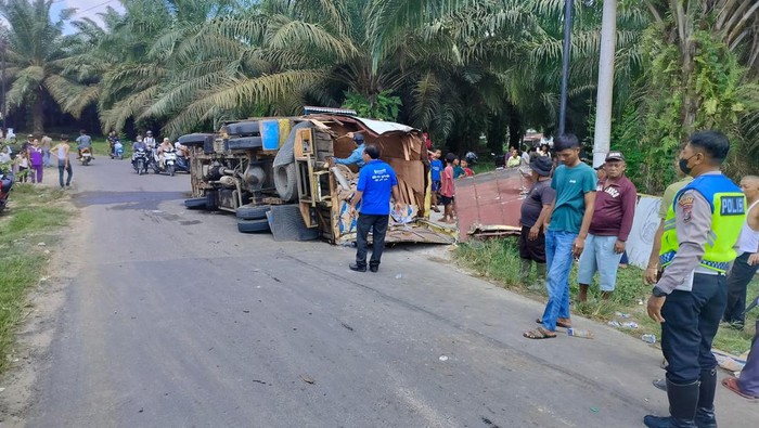 Kondisi mobil boks terguling usai ditabrak kereta api di perlintasan tanpa palang pintu. (Foto: Istimewa)