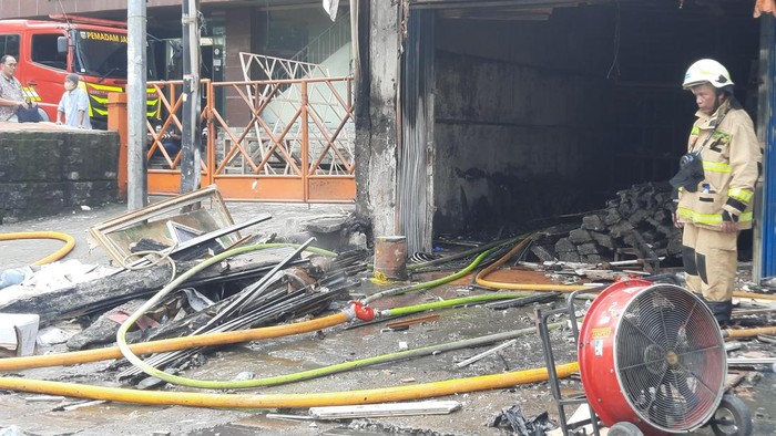 Pemadaman Kebakaran di Toko Bingkai Mampang Selesai, Lalin Dibuka Lagi
