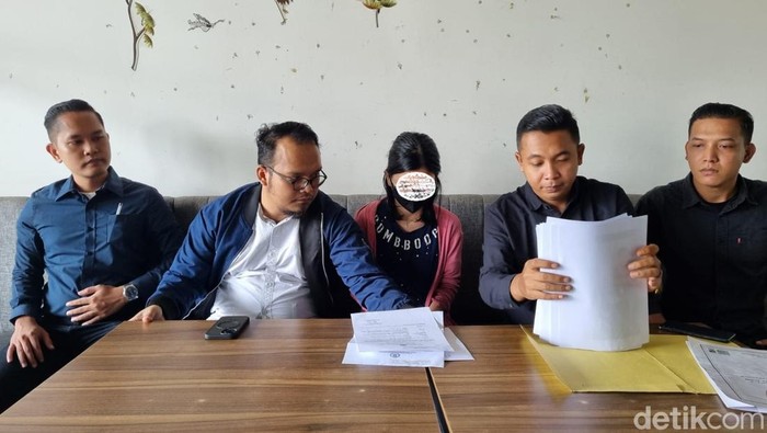 Korban pemerkosaan oleh oknum anggota Polres Tebo bersama kuasa hukumnya.