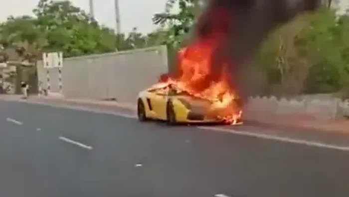 Lamborghini Gallardo terbakar
