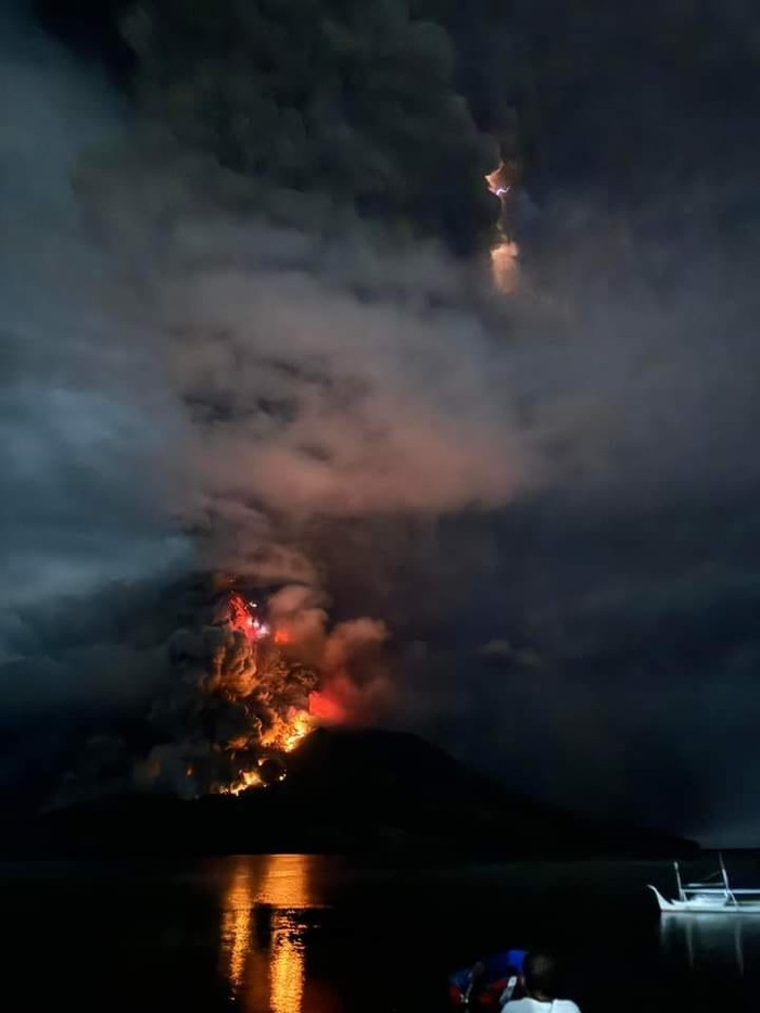 Lihat Lagi Foto-foto Dahsyatnya Erupsi Gunung Ruang Gunung Ruang mengeluarkan abu vulkanik dan lava cair saat terjadi erupsi di Kabupaten Sitaro, Kepulauan Sanguine, Sulawesi Utara, Rabu (17/4/2024).