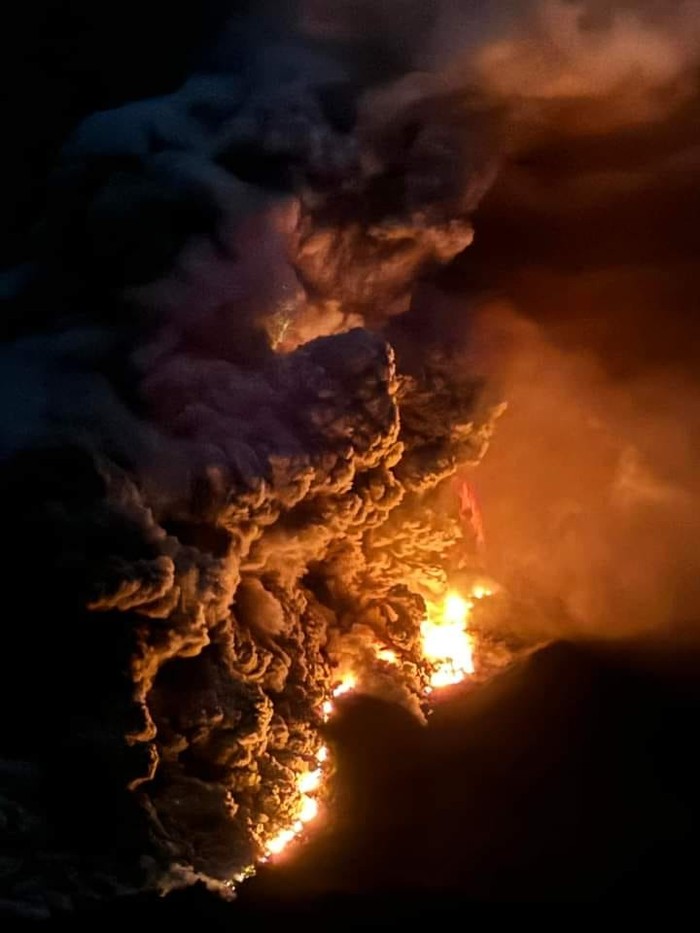 Lihat Lagi Foto-foto Dahsyatnya Erupsi Gunung Ruang Gunung Ruang mengeluarkan abu vulkanik dan lava cair saat terjadi erupsi di Kabupaten Sitaro, Kepulauan Sanguine, Sulawesi Utara, Rabu (17/4/2024).