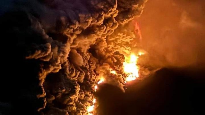 Gunung Ruang mengeluarkan abu vulkanik dan lava cair saat terjadi erupsi di Kabupaten Sitaro, Kepulauan Sanguine, Sulawesi Utara, Rabu (17/4/2024).