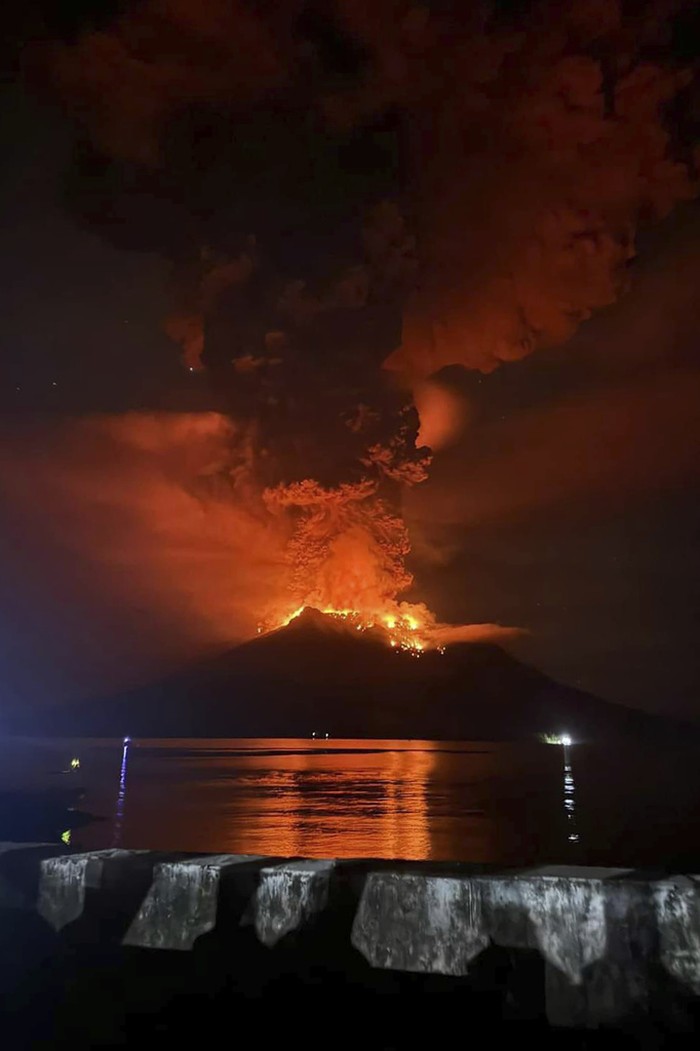 Lihat Lagi Foto-foto Dahsyatnya Erupsi Gunung Ruang In this photo released by Sitaro Regional Disaster Management Agency (BPBD Sitaro), hot molten lava glows at the crater of Mount Ruang as it erupts in Sanguine Islands, Indonesia, Wednesday, April 17, 2024. Indonesian authorities issued a tsunami alert Wednesday after eruptions at Ruang mountain sent ash thousands of feet high. Officials ordered more than 11,000 people to leave the area. (BPBD Sitaro via AP)