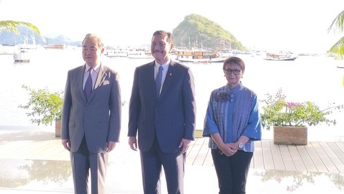 Menteri Luar Negeri  China Wang Yi Menkomarves Luhut Binsar Pandjaitan dan Menteri Luar Negeri Indonesia Retno Marsudi foto bersama di Lobby hotel Meruorah Labuan Bajo sebelum menggelar pertemuan HDCM, Jumat (19/4/2024)