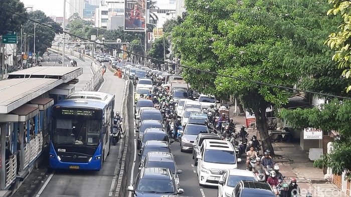 Macet di Mampang Prapatan arah Kuningan, Jaksel 19 April 2024. (Annisa Aulia Rahim/detikcom)