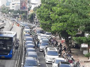 Lalin Jl Mampang Prapatan Arah Kuningan Macet Pagi Ini