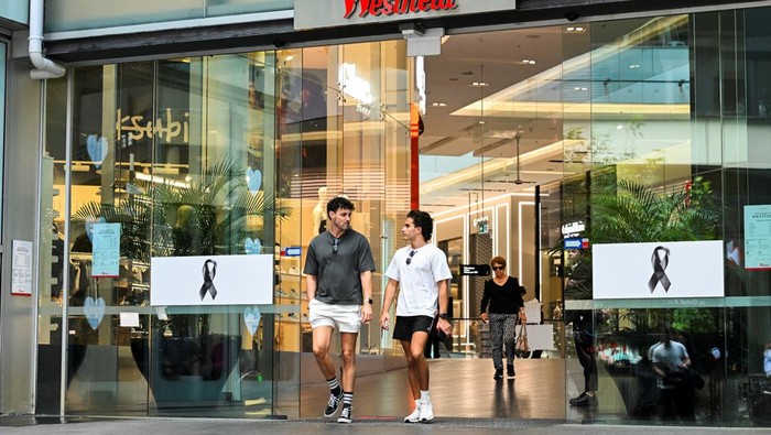 Mal Bondi Westfield di Sydney Dibuka Kembali Usai Insiden Penikaman People walk out of the Westfield Bondi Junction shopping centre as it re-opens to the public for the first time after the stabbing attacks which killed several people at the shopping centre, in Sydney, Australia, April 18, 2024. REUTERS/Jaimi Joy