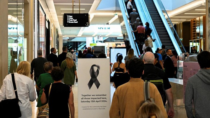 Mal Bondi Westfield di Sydney Dibuka Kembali Usai Insiden Penikaman People walk on Community Reflection Day at Westfield Bondi Junction shopping centre as it re-opens to the public for the first time after the stabbing attacks which killed several people at the shopping centre, in Sydney, Australia, April 18, 2024. REUTERS/Jaimi Joy