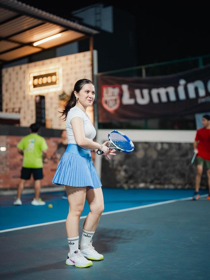 Marsha Aruan Marsha Aruan ketagihan main tenis