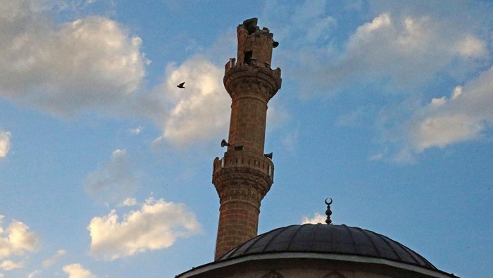 Gempa bumi berkekuatan M 5,6 mengguncang Distrik Sulusaray Tokat, Turki, Kamis (18/4/2024). Gempa itu mengakibatkan sebuah masjid rusak.