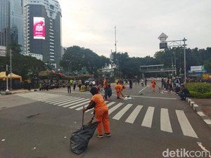 2 Kubu Demo Bubar dari Patung Kuda, PPSU Bereskan Sampah Berserakan