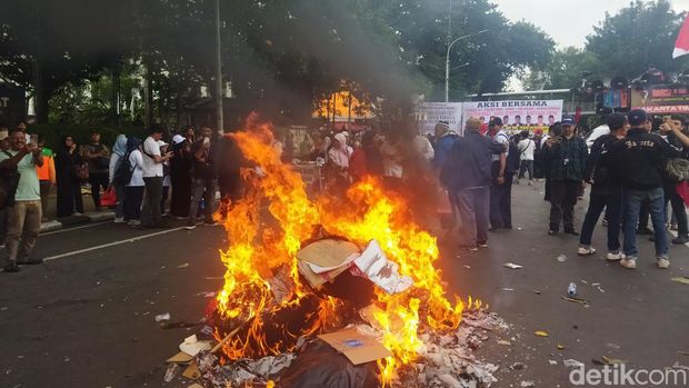 Massa pendukung Anies-Cak Imin mulai meninggalkan lokasi demo di kawasan Patung Kuda, Jakarta Pusat. (Kurniawan F/detikcom)