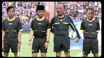 Kalau wasitnya ini sih penontonnya pasti full senyum. Sosok wasit pelawak memang jadi sumber kritikan netizen di Piala Asia U-23. Foto: (Twitter)