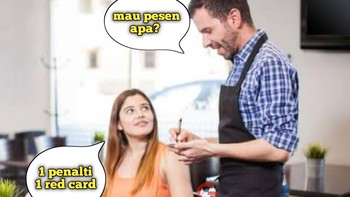 Totalnya berapa ya mas? Urusan memesan pinalti dan kartu merah jadi bahan olok-olok netizen saat Indonesia melawan Qatar sebelum lawan Australia. Foto: (Twitter)