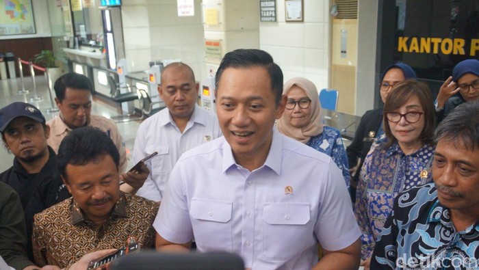 Menteri ATR/BPN Agus Harimurti Yudhoyono saat kunjungan di Surabaya