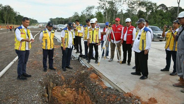 Menteri PUPR Basuki meninjau Jalan Tol Palembang-Betung.