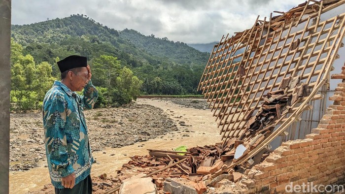 Miran saat di reruntuhan rumahnya yang terdampak banjir bandang