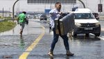 Mobil Terjebak Banjir di Dubai, Penumpang Keluar dan Jalan Kaki