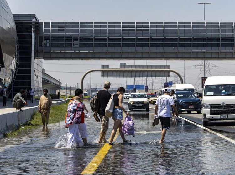 Mobil Terjebak Banjir di Dubai, Penumpang Keluar dan Jalan Kaki