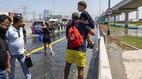Mereka keluar dari kendaraan setelah mobil-mobil terjebak kemacetan panjang di jalan raya Sheikh Zayed.