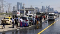 Kemacetan terjadi akibat sebagian jalan raya terendam banjir.