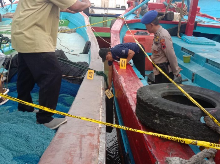 Olah TKP kasus penemuan mayat di parkiran kapal di Sungai Silugonggo, Kecamatan Juwana, Kabupaten Pati. Diunggah Jumat (19/4/2024).