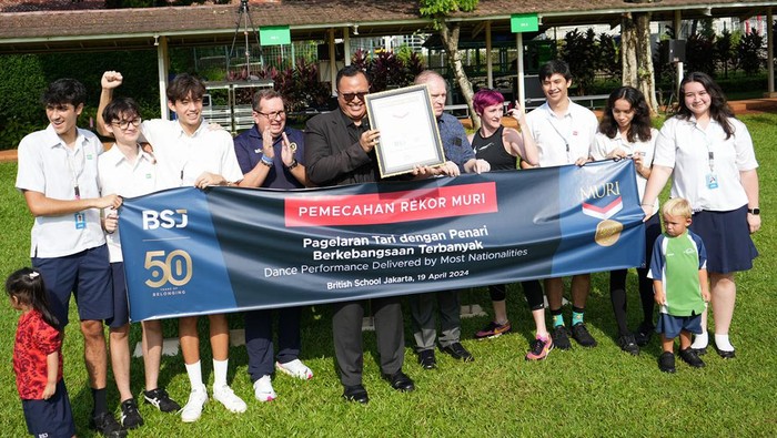 Pegelaran Tari Berkebangsaan Terbanyak British School Jakarta (BSJ) dengan bangga menerima penghargaan rekor dari Museum Rekor Dunia Indonesia (MURI). Penghargaan ini diterima setelah BSJ menyelenggarakan kegiatan pagelaran tari yang dibawakan oleh penari berkebangsaan terbanyak