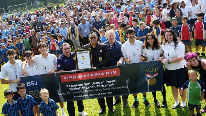British School Jakarta (BSJ) dengan bangga menerima penghargaan rekor dari Museum Rekor Dunia Indonesia (MURI). Penghargaan ini diterima setelah BSJ menyelenggarakan kegiatan pagelaran tari yang dibawakan oleh penari berkebangsaan terbanyak