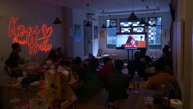 Sauasana pemutaran film Pilihan di sebuah kafe di Blok A, Jakarta Selatan, Kamis (18/4/2024)