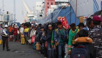Sejumlah penumpang antre masuk ke kapal motor (KM) Dobonsolo di Dermaga Jamrud Utara, Pelabuhan Tanjung Perak, Surabaya, Jawa Timur, Jumat (19/4/2024). 