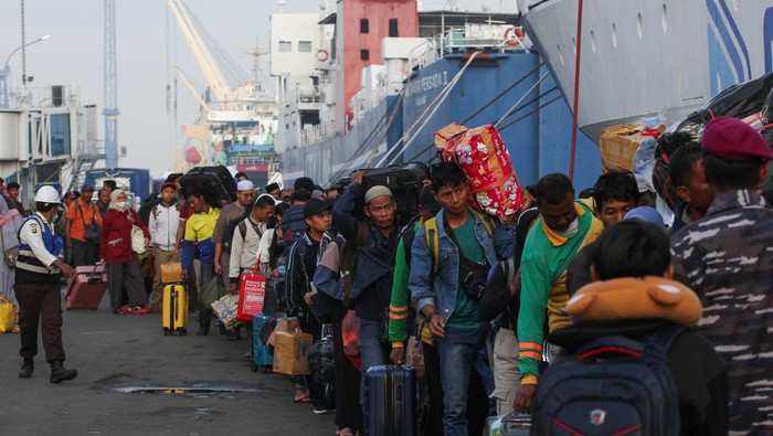 Sejumlah penumpang antre masuk ke kapal motor (KM) Dobonsolo di Dermaga Jamrud Utara, Pelabuhan Tanjung Perak, Surabaya, Jawa Timur, Jumat (19/4/2024). Arus balik Lebaran 2024 di pelabuhan itu terpantau padat dan diprediksi kepadatan penumpang tetap terjadi sampai Minggu (21/4). ANTARA FOTO/Didik Suhartono/YU