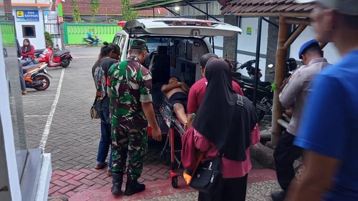 Pelajar Trenggalek tergulung ombak Pantai Damas