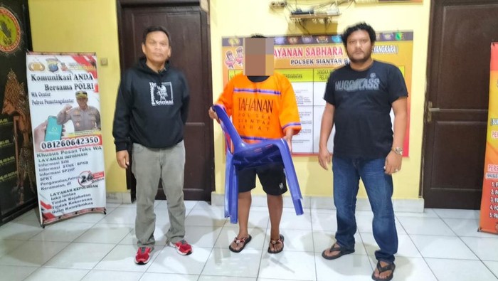 Pelaku saat diamankan di kantor polisi. (Foto: Dok. Polsek Siantar Barat).