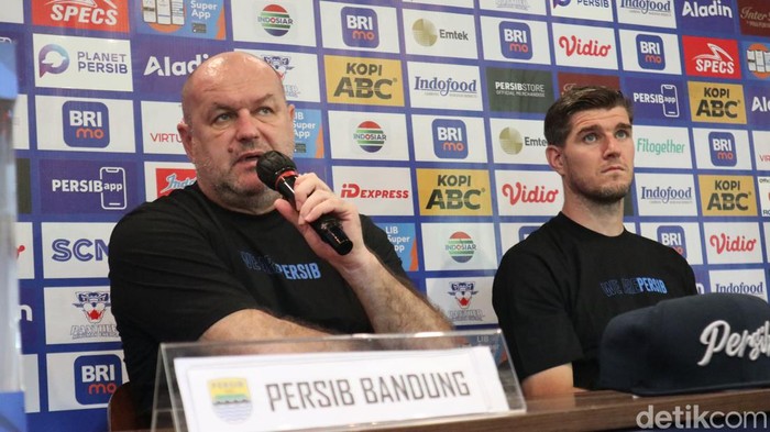 Pelatih Persib Bojan Hodak (kiri)