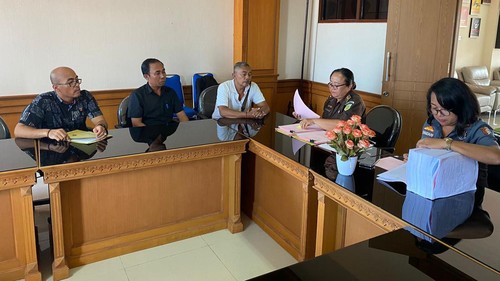 Pelimpahan tersangka dan barang bukti (tahap II) kasus korupsi LPD Gulingan ke Kejari Badung, Kamis (18/4/2024). (Foto: Dok. Kejari Badung)