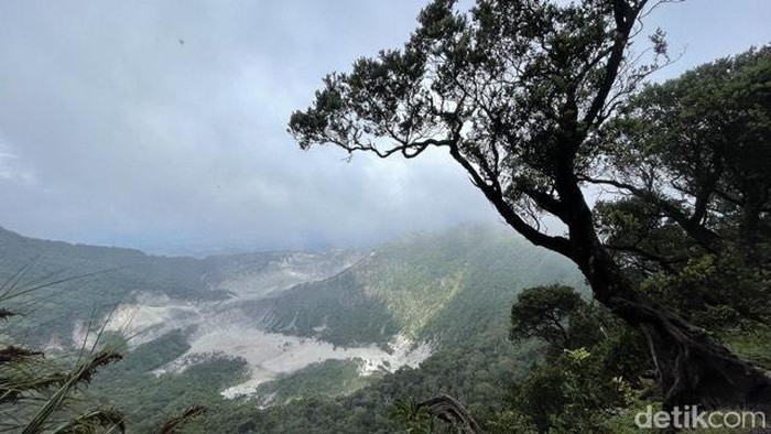 Pemandangan Gunung Tangkuban Parahu dari ketinggian.
